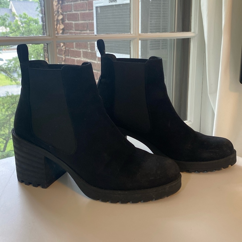 3 in black suede like pull on boots by H&M